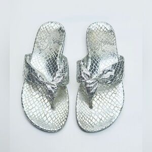 Chico's Silver Metallic Flat Sandals Snake‎ Print women’s size 7 (S49)